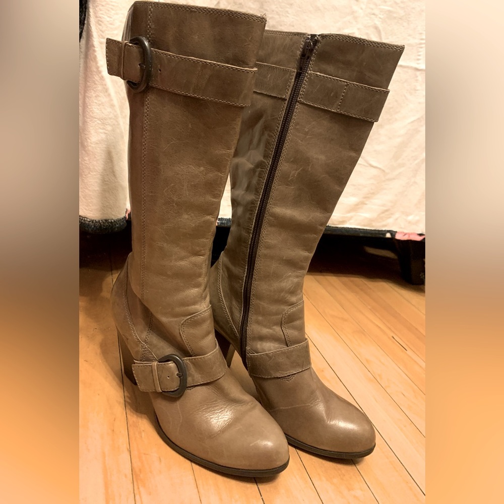 Born Zippered Sand Pebble Colored Heeled Boots Women's Size 9 (Superb Condition)